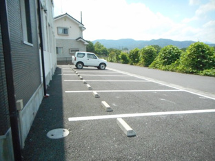 車をお持ちの方に嬉しい駐車場付きの物件です