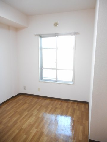 コンパクトで使いやすい洋室です