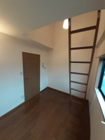 落ち着いた色調の洋室です