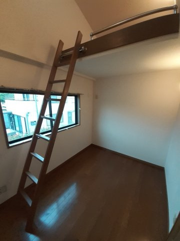 コンパクトで使いやすい洋室です