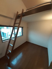 コンパクトで使いやすい洋室です