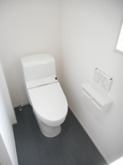 落ち着いた色調のトイレです