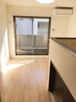 落ち着いた色調の洋室です