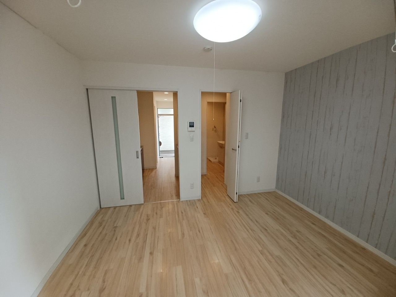 明るい色調の室内です