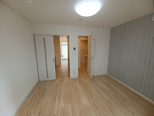 明るい色調の室内です