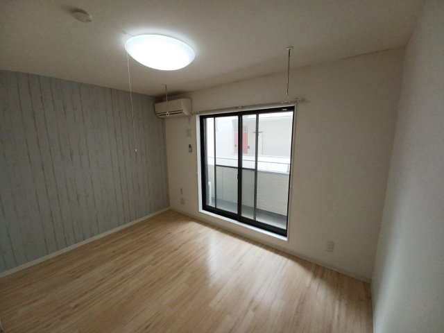 コンパクトで使いやすい洋室です