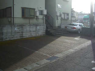 車をお持ちの方に嬉しい駐車場付きの物件です