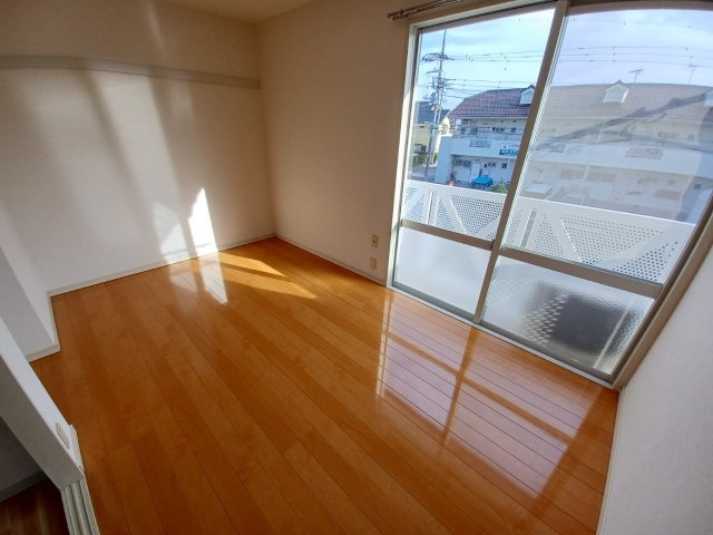 使い勝手のいい洋室です