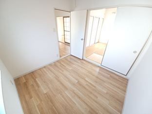 スタンダードな洋室です