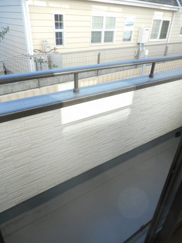 暖かな日差しのふりそそぐバルコニー