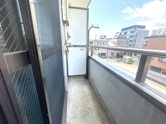 暖かな日差しのふりそそぐバルコニー