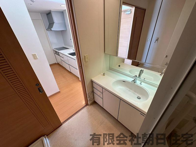 【独立洗面台】 | サーパス島大前 | 三面鏡で身支度もバッチリ