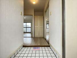 収納もある玄関です