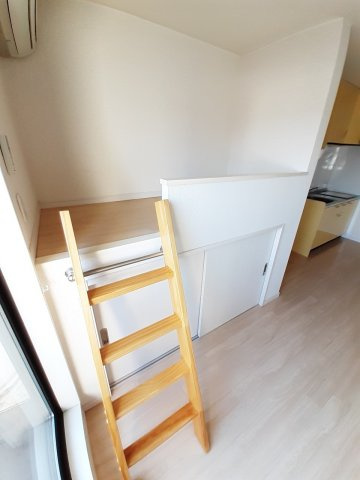 落ち着いた色調の洋室です