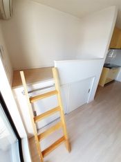 落ち着いた色調の洋室です