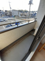 暖かな日差しのふりそそぐバルコニー