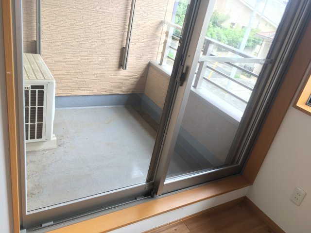 暖かな日差しのふりそそぐバルコニー