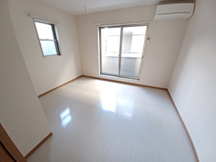 ゆったり過ごせる居間です