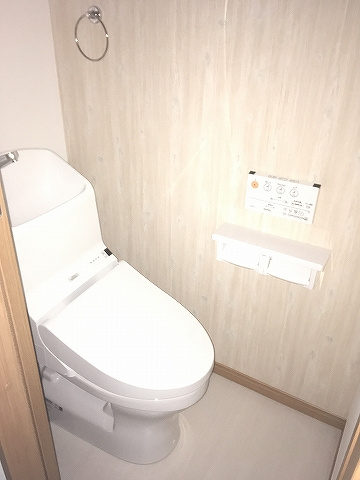 落ち着いた色調のトイレです