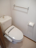 落ち着いた色調のトイレです