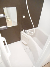 ゆったりとスペースのある洗面所