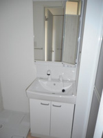 朝の支度にも助かる、独立の洗髪洗面化粧台