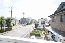 暖かな日差しのふりそそぐバルコニー