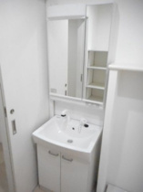 独立洗面化粧台が付いています