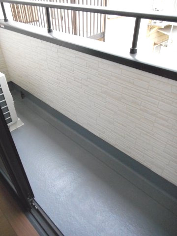 開放的で明るい空間を演出してくれるバルコニーです