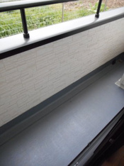 暖かな日差しのふりそそぐバルコニー