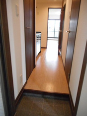 収納もある玄関です