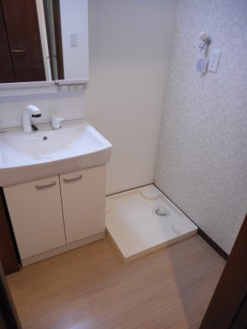 独立洗面台、小物を置くことができて便利です