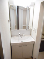 ゆったりとスペースのある洗面所