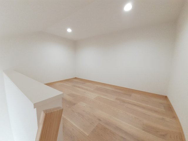 落ち着いた色調の洋室です