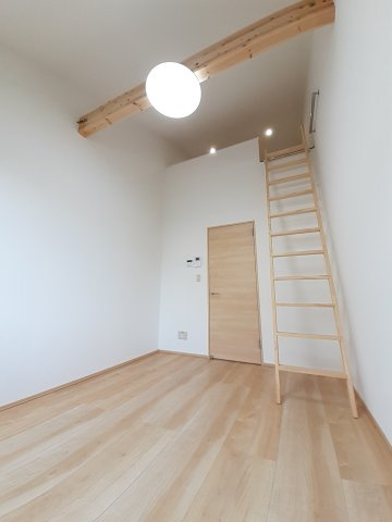 コンパクトで使いやすい洋室です