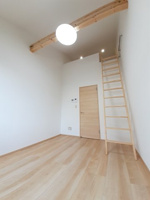 コンパクトで使いやすい洋室です