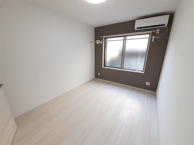 落ち着いた色調の洋室です