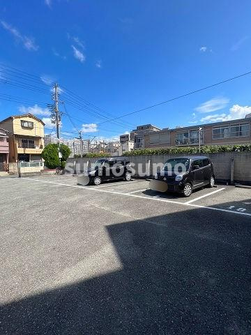 ハイツラセーヌの駐車場