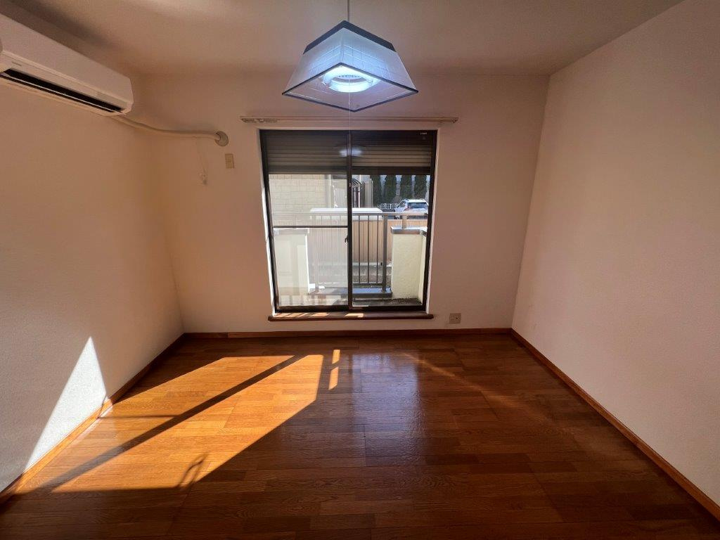 小金井市中町２丁目のアパートの居間・リビング|日差しがしっかり入ります