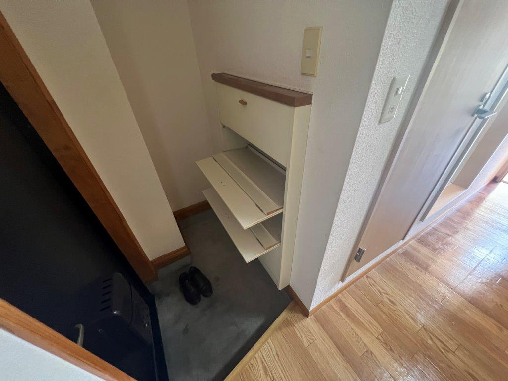 小金井市中町２丁目のアパートの玄関|下駄箱あります