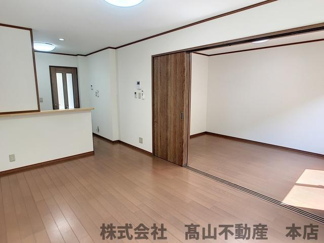 宗像市葉山２丁目のアパートの居間・リビング