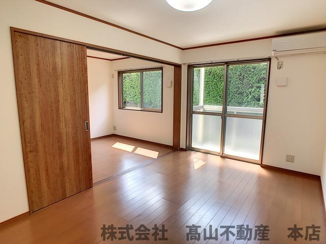 宗像市葉山２丁目のアパートの居間・リビング