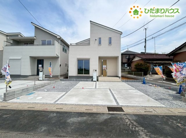 鴻巣市登戸　第2　新築一戸建て　リーブルガーデン　03の駐車場|お車が最大3台まで並列で駐車できる、ゆとりのあるカースペースです。平坦で段差が少ないため、運転が苦手な方でも落ち着いて出し入れができます！自転車やバイクなどを置くスペースとしても大活躍です！