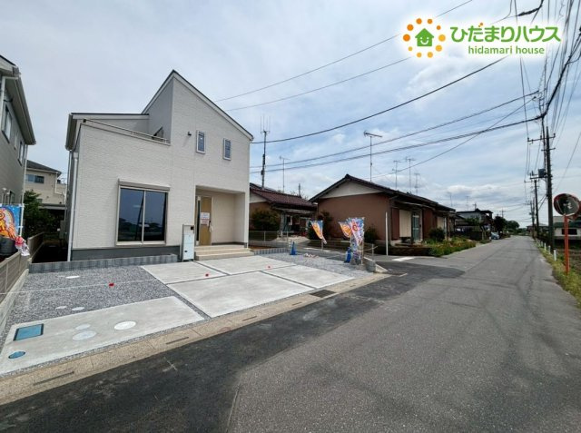 鴻巣市登戸　第2　新築一戸建て　リーブルガーデン　03の前面道路含む現地写真|前面道路は十分な幅員が確保されており、対向車が来てもスムーズにすれ違うことができます！見通しが良く、車の出し入れも落ち着いて行える環境です★小さなお子様と一緒に歩く際も落ち着いて移動ができます！
