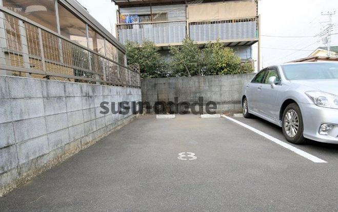 メルツハイム北村の駐車場