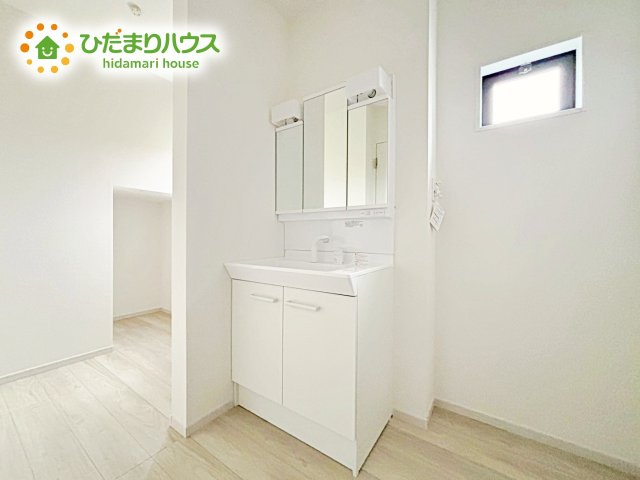 【独立洗面台】 | 水戸市柳町1期　新築戸建　 | ゆとりの洗面スペースで朝の身支度も快適スムーズに。３面鏡で髪のセットやお化粧もストレスなくこなせ、朝から気分良く通勤通学に向かえそうですね！