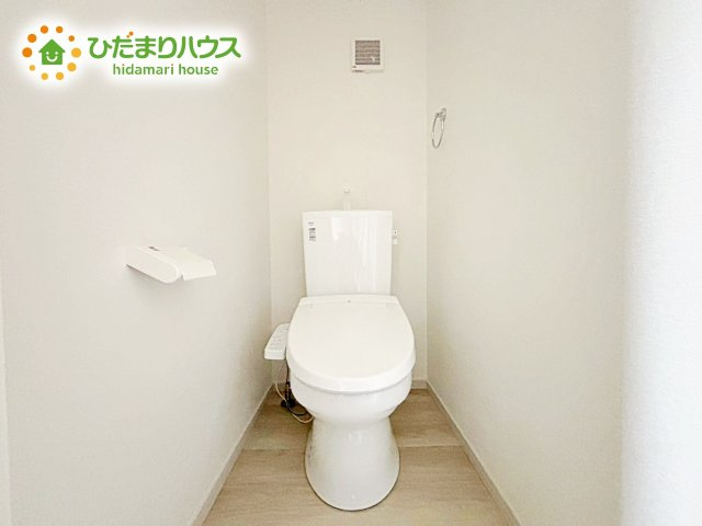 【トイレ】 | 水戸市柳町1期　新築戸建　 | 1・2階にトイレあり。階段を降りなくてもいいので、高齢者の方も優しい☆彡