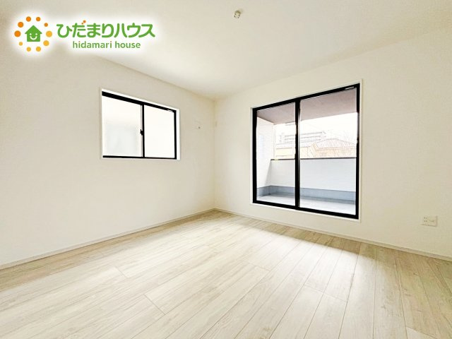 【寝室】 | 水戸市柳町1期　新築戸建　 | バルコニーに面していて、たっぷり光りの入る明るい主寝室です！