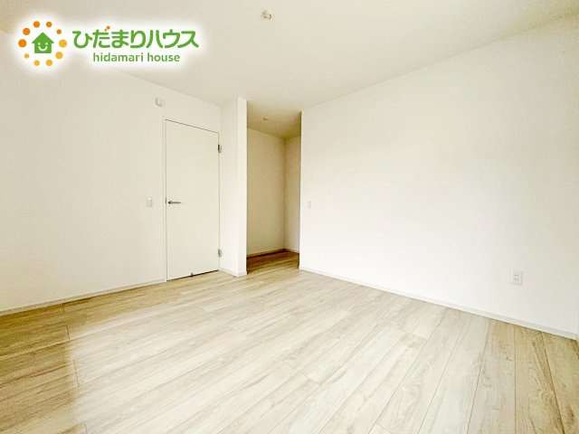 【寝室】 | 水戸市柳町1期　新築戸建　 | 主寝室は広々していて安らげる空間に。大きな窓から光が差し込み、朝の目覚めも良さそう♪