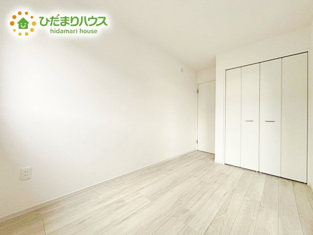 【洋室】 | 水戸市柳町1期　新築戸建　 | 洗練された空間にやわらかい光が差し込み、お気に入りの家具や小物が映えます。